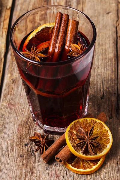 Portakallı tarçın ve sıcak şarap.