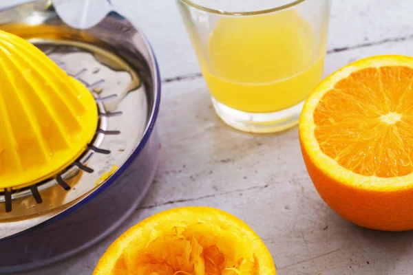 Lezzetli portakal suyu masada.