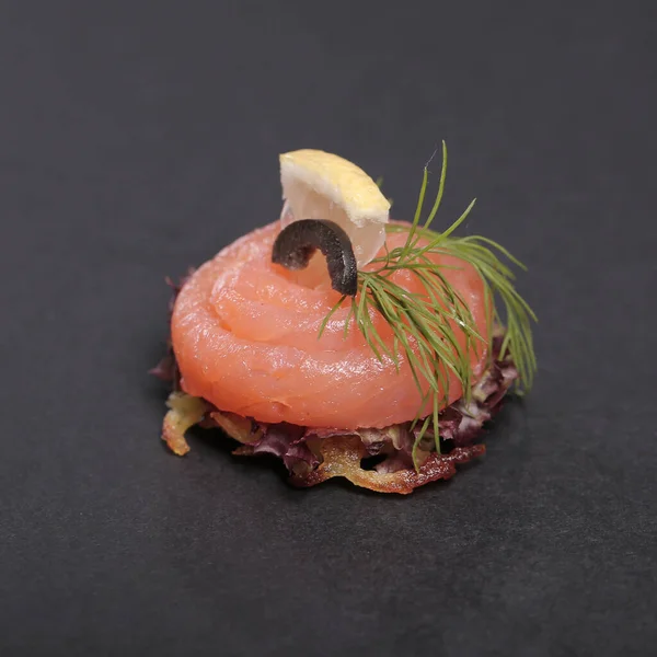 Yiyecekler. Siyah arka planda nefis aperatifler