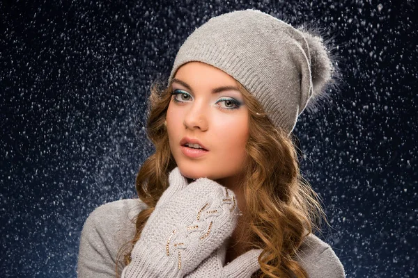 Menina Encaracolado Bonito Vestindo Luvas Durante Inverno — Fotografia de Stock