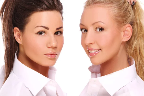 Duas Meninas Jovens Bonitas Contra Fundo Branco — Fotografia de Stock