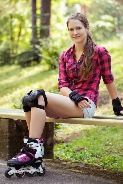 Porträt Eines Mädchens Mit Rollerblades Das Einem Park Auf Einem — Stockfoto