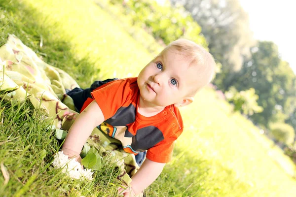 Adorable Petit Enfant Regarde Une Caméra Avec Ses Grands Yeux — Photo