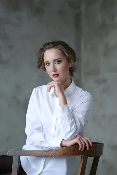 Porträtt Ung Vacker Kvinna Med Makeup Poserar Över Grå Bakgrund — Stockfoto