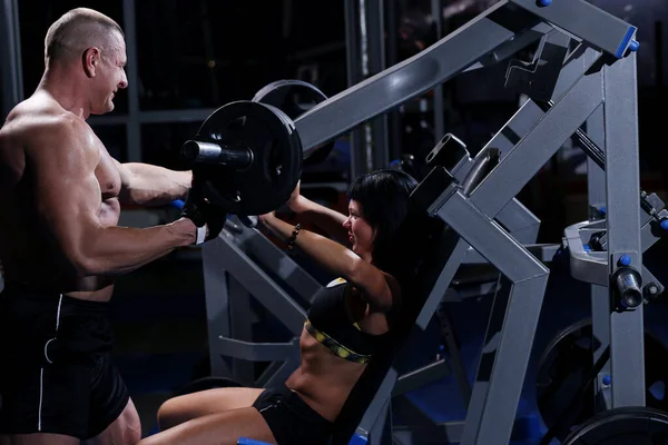 Hermosa Pareja Muscular Haciendo Ejercicio Gimnasio Juntos —  Fotos de Stock