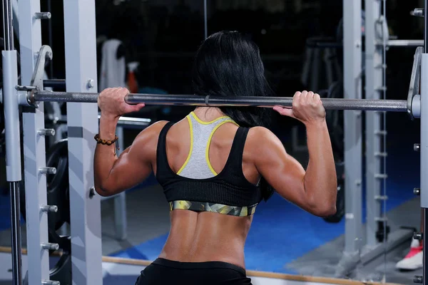 Muscular Hermosa Mujer Con Cabello Oscuro Haciendo Ejercicio Posando Gimnasio —  Fotos de Stock