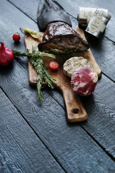 Yiyecekler. Masada lezzetli et var.