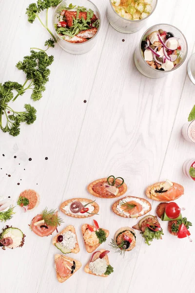 Masada çeşitli atıştırmalıklar var.