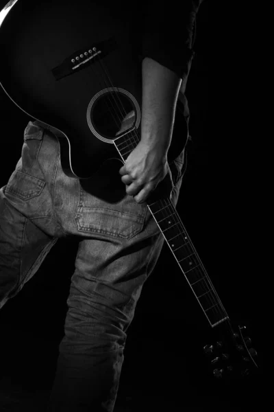 Homme Avec Guitare Dans Obscurité — Photo