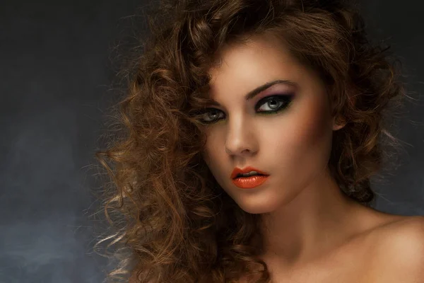 Hermosa Mujer Caucásica Con Rizos Maquillaje Noche — Foto de Stock