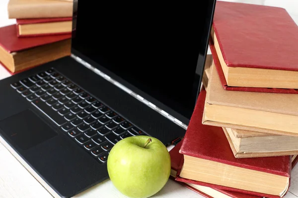 Onderwijs Boeken Met Laptop Tafel — Stockfoto