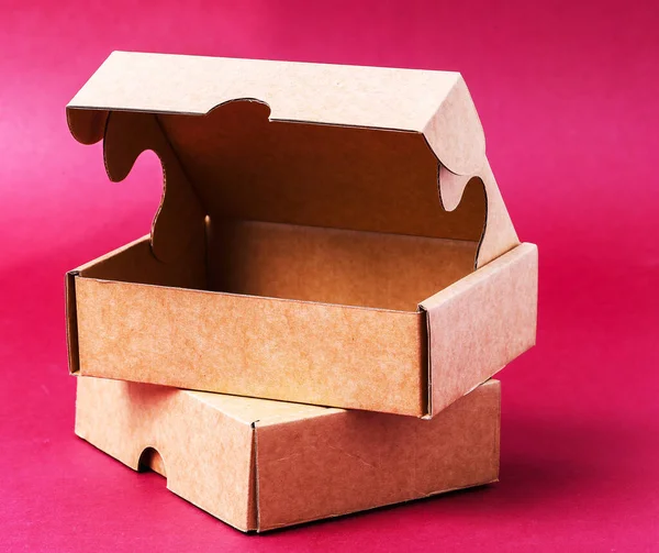 粉红背景的纸盒 — 图库照片