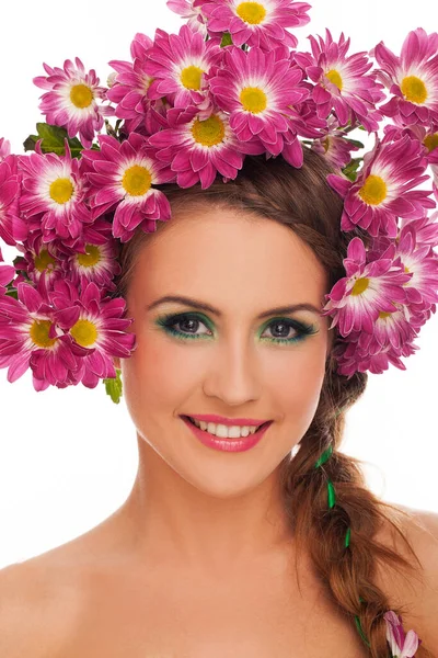 Junge Schöne Frau Mit Blumen Haar Und Ausdrucksstarkem Make — Stockfoto