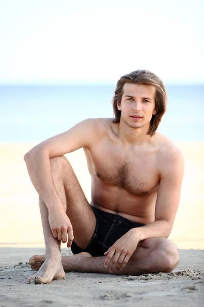 ビーチでハンサムな若い男の肖像 — ストック写真