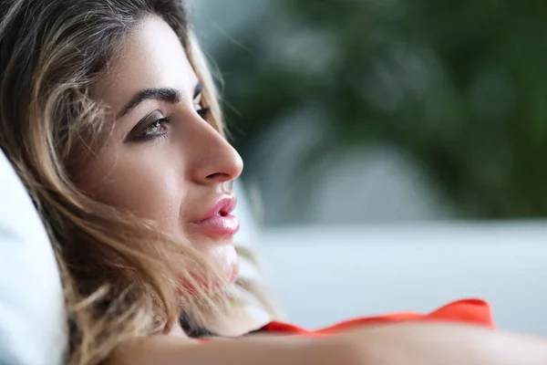 Estilo Vida Mulher Encantadora Vestido Vermelho — Fotografia de Stock