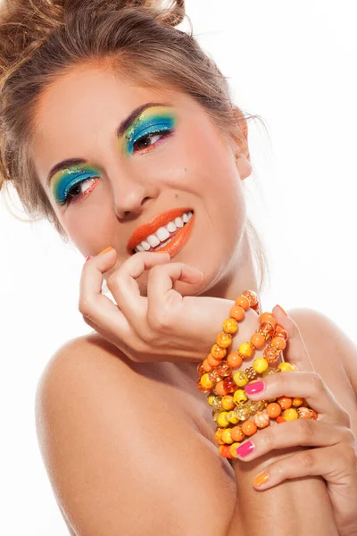 Beyaz arka planda parlak sanatsal makyajlı güzel beyaz kadın.