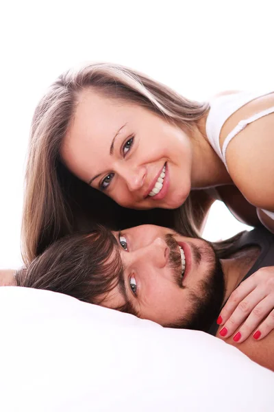 Junges Lächelndes Paar Entspannt Sich Morgens Bett — Stockfoto