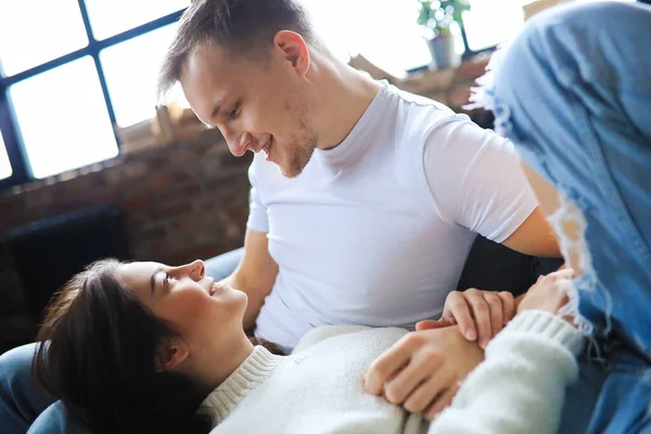 Relacionamento Casal Bonito Casa — Fotografia de Stock