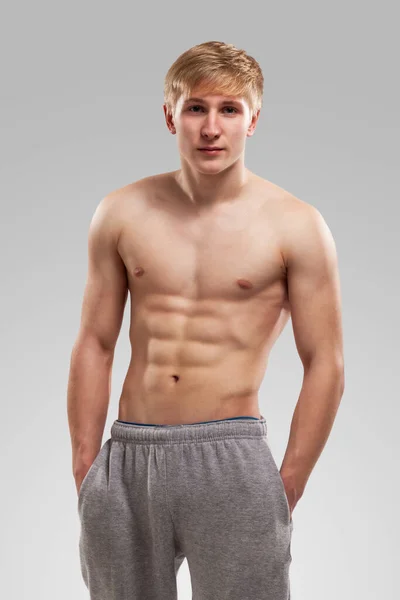 Schöner Kerl Posiert Mit Nacktem Oberkörper Über Hintergrund — Stockfoto