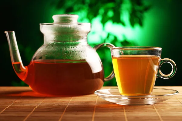 Горячий Зеленый Чай Стеклянном Чайнике Чашку Столе — стоковое фото