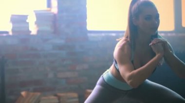 Spor ve yaşam tarzı. Kadın evde fitness seansı yapıyor.