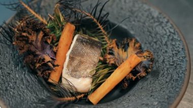 Tabakta yemek. Tabakta leziz bir morina balığı