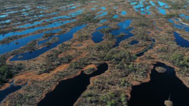 Göldeki güzel adaların hava görüntüsü. 