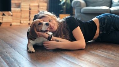Köpeği evde olan genç bir kadın.