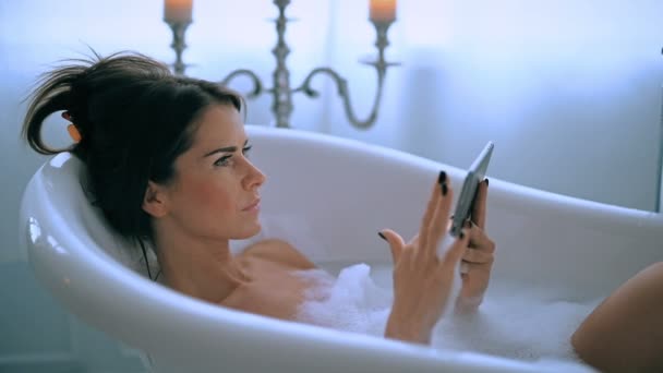 Sexy Jovem Mulher Usando Telefone Banho — Vídeo de Stock