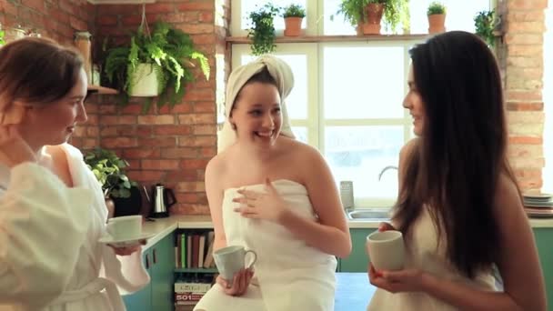 Trois Amies Boivent Café Après Spa — Video