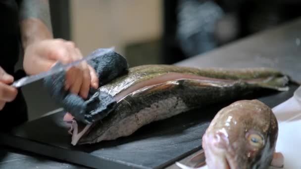 Γυναίκα Σεφ Κοπή Του Ψαριού Ένα Μαχαίρι Στην Κουζίνα — Αρχείο Βίντεο