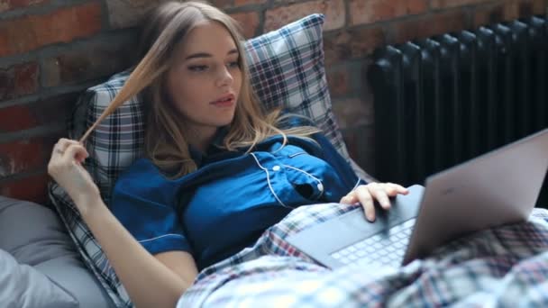 自宅でラップトップコンピュータを使用して素敵な女の子 — ストック動画