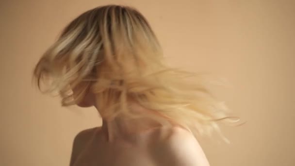 Ritratto Giovane Donna Naturale Con Capelli Biondi Posa Davanti Alla — Video Stock