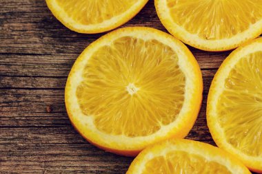 Ahşap masada lezzetli portakal