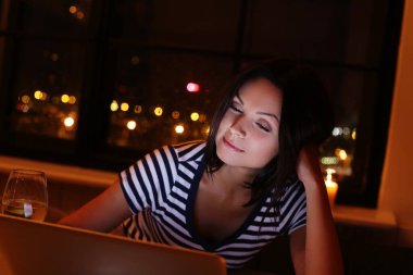 - Harika. Geceleri bilgisayar başında bir kadın.