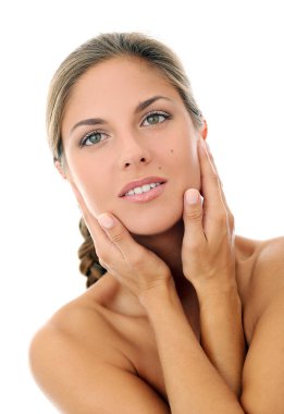 Örgü örmüş güzel bir kızın portresi. Kendine dokunuyor ve beyaz bir arka planda poz veriyor.