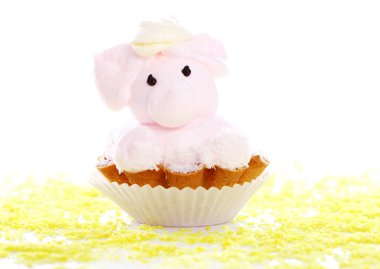 Beyaz üzerine izole edilmiş domuz şeklinde taze ve lezzetli bir pasta.