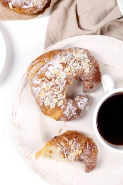 Yiyecekler. Ay çöreği masada.