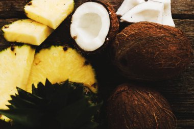 Tahta bir masada hindistan cevizli ananas.