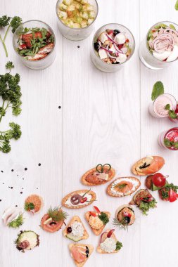 Masada çeşitli atıştırmalıklar var.