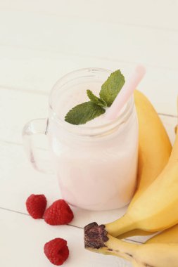 Tahta masada nefis bir milkshake.