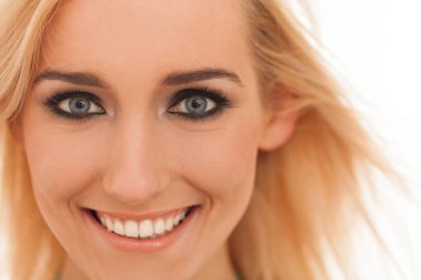 Güzel sarışın, beyaz bir kadının yakın plan portresi.