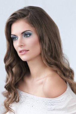 Gri arka planda güzel bir kadın