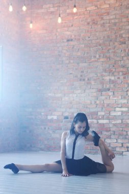 Dans stüdyosundaki esnek kadın.