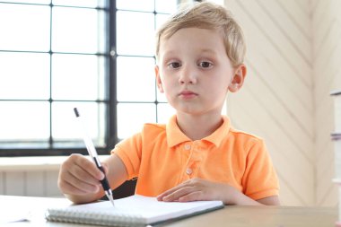 Çocuk, genç. Evdeki tatlı çocuk.