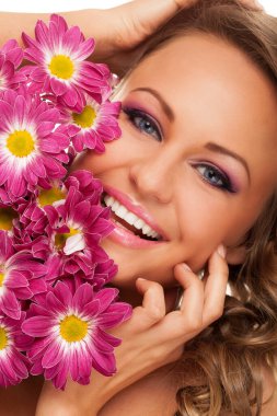 Beyaz arka planda çiçekleri olan güzel beyaz bir kadının yakın plan resmi.