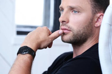 Yüzü. Yakından bakınca yakışıklı bir adam.