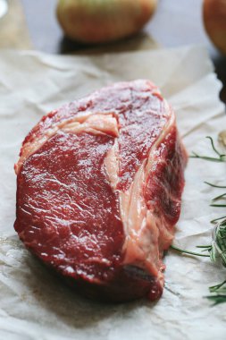 Yemek pişirme, et hazırlama. Masada çiğ biftek var.