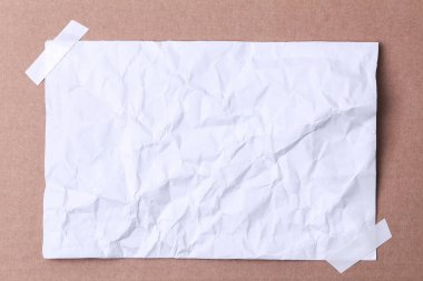 Masanın üzerinde buruşuk kağıt çerçeve