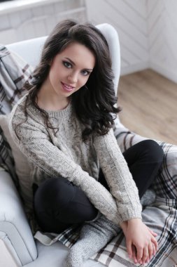 Sandalyede oturan güzel esmer